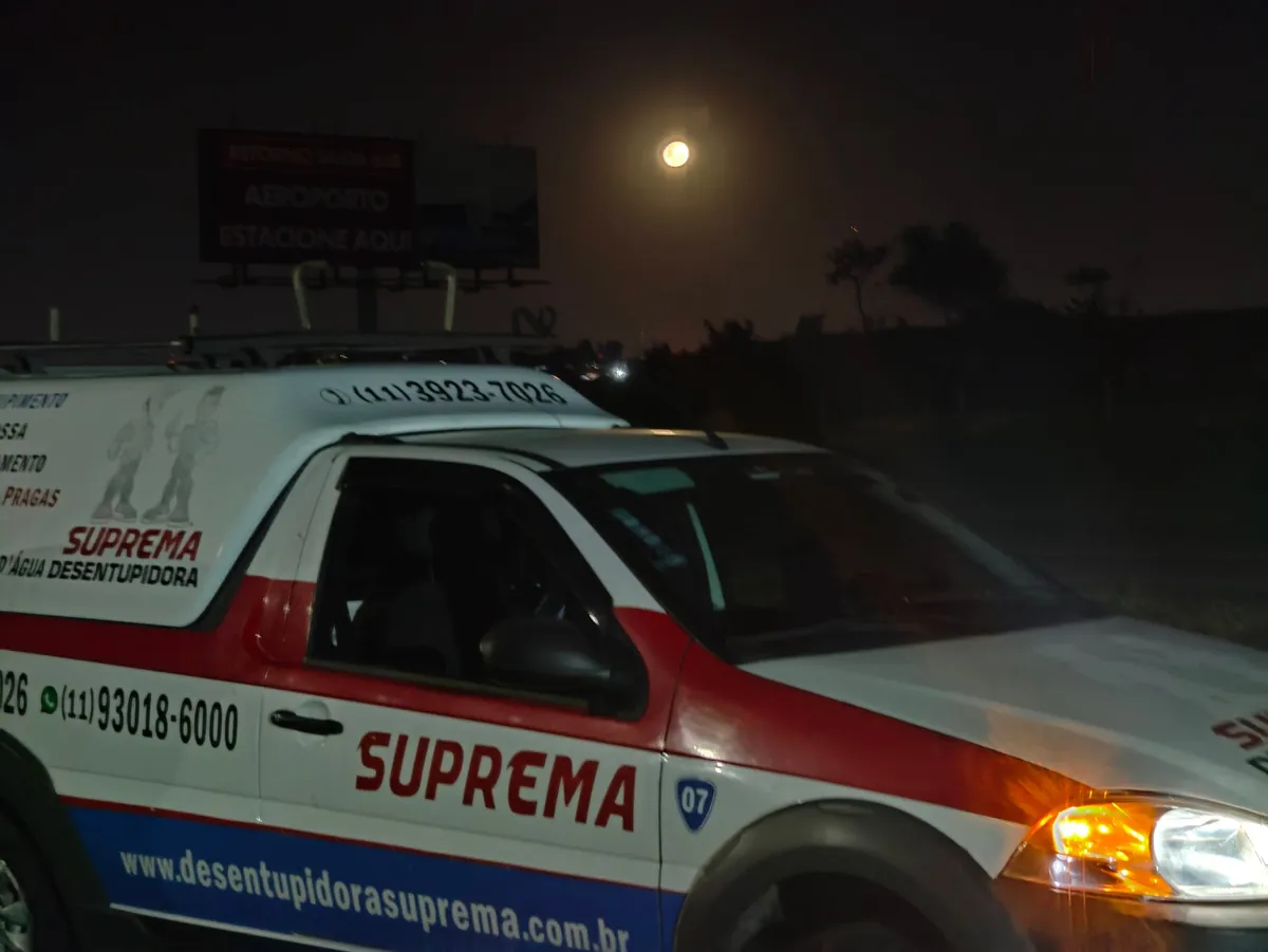 Veículo da Suprema Desentupidora em atendimento noturno 24 horas no bairro Centro, Crateús