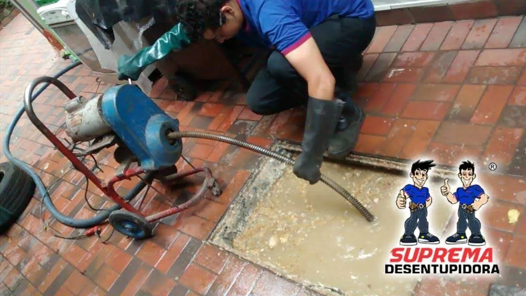 Desentupimento de ralo externo com máquina rotativa no bairro Centro, Sobral