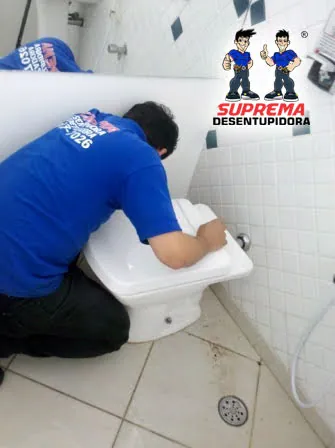 Técnico desentupindo vaso sanitário em atendimento residencial no bairro Precabura, Eusébio