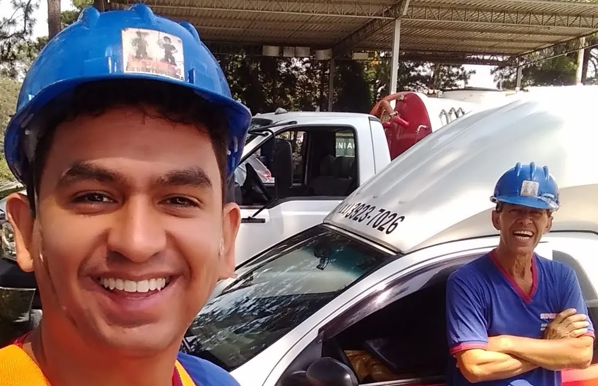 Equipe da Suprema Desentupidora ao lado do caminhão limpa fossa no bairro Centro, Aracati