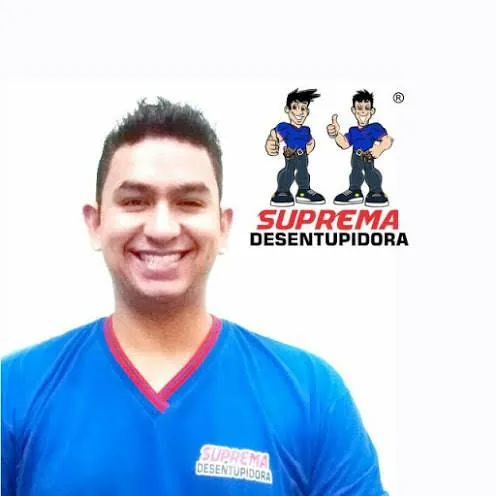 Técnico da Suprema Desentupidora uniformizado em Limoeiro do Norte, Ceará