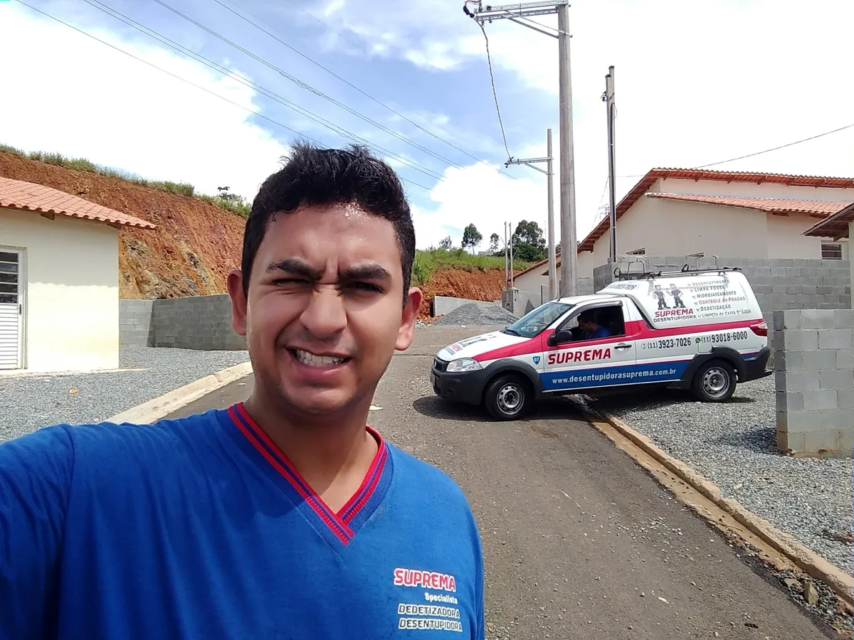 Técnico da Suprema e veículo de atendimento em obra residencial no bairro Urucunema, Eusébio